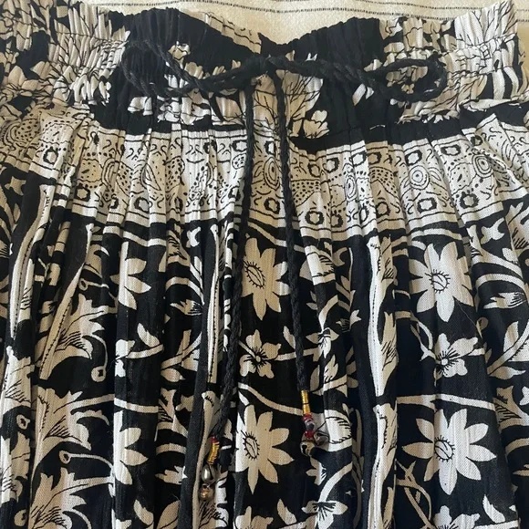 Black and white mid-length/long bohemian skirt. Size small. - Picture 3 of 4